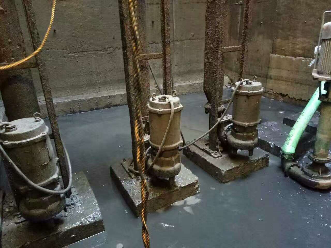 五湖渔场污水池清理