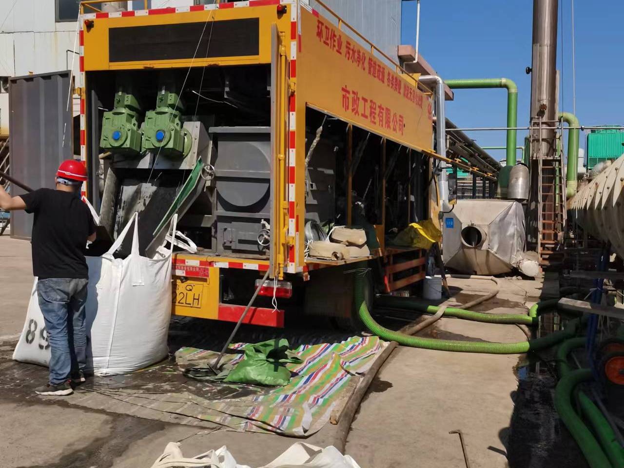 五湖渔场淤泥压干处理